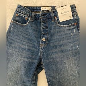 Abercrombie skinny curve love jeans in medium color. Size 25 and short